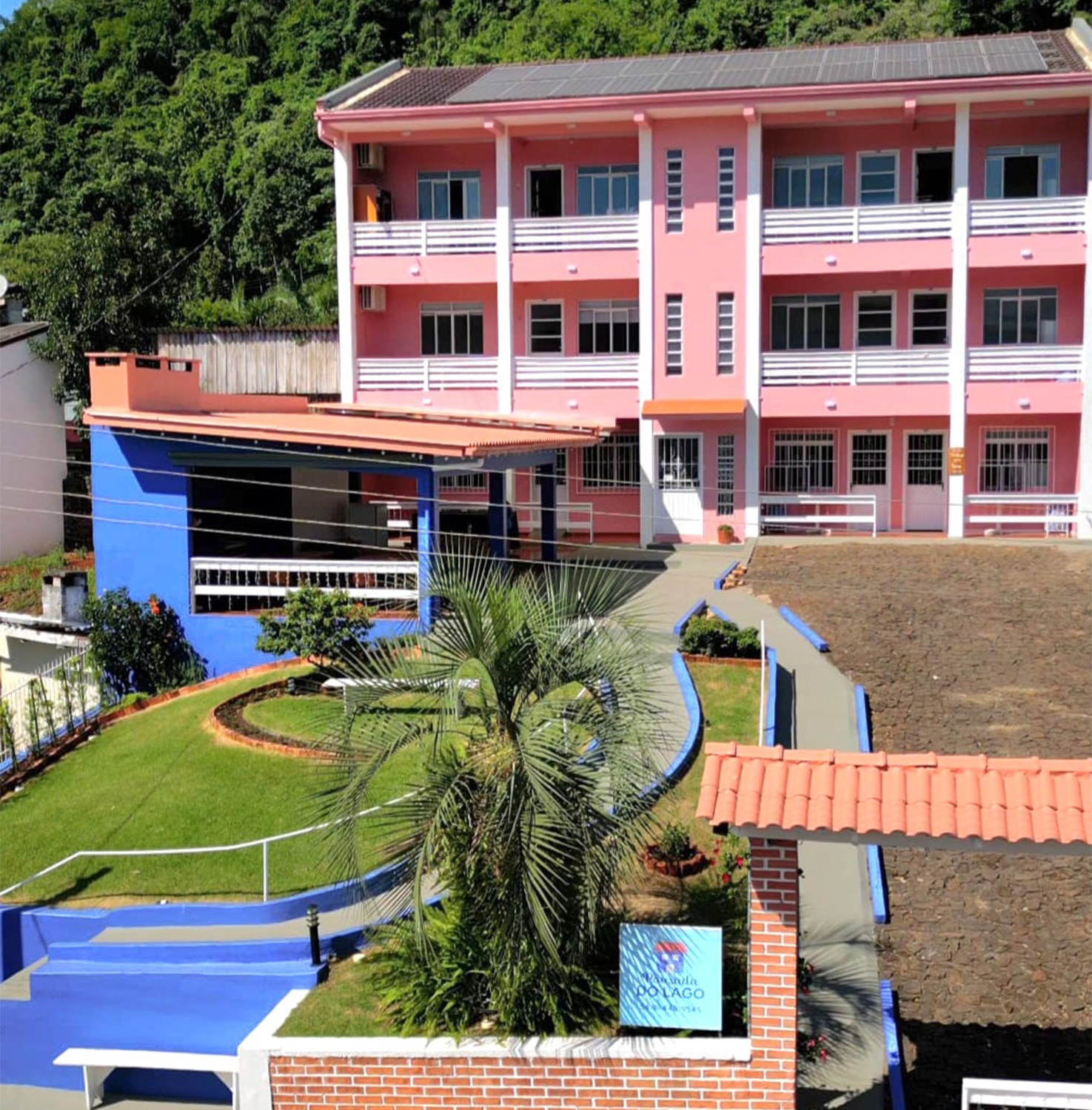 Fachada da Pousada do Lago com jardim e acesso principal