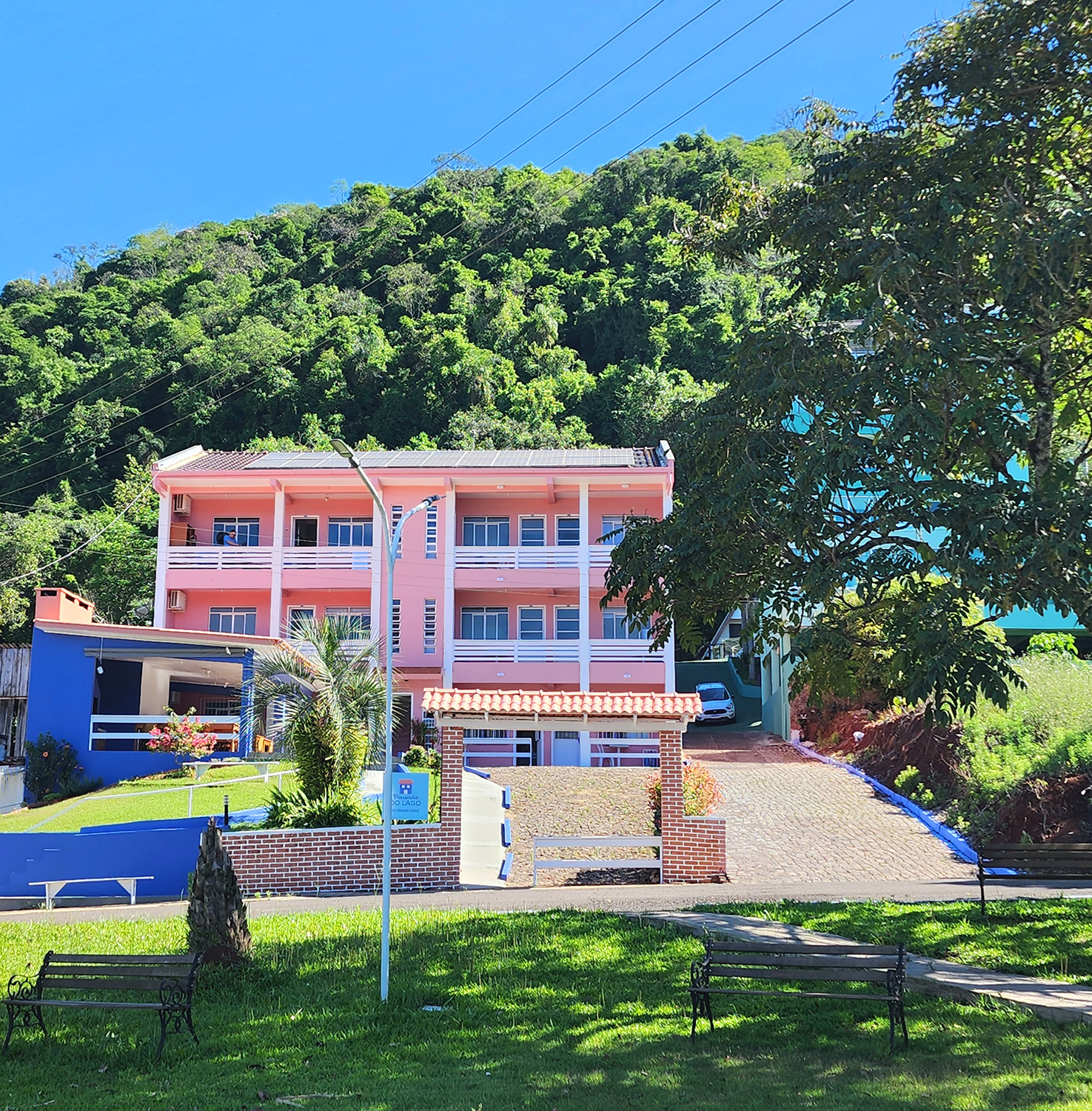 Pousada do Lago vista a partir da área verde em frente à hospedagem